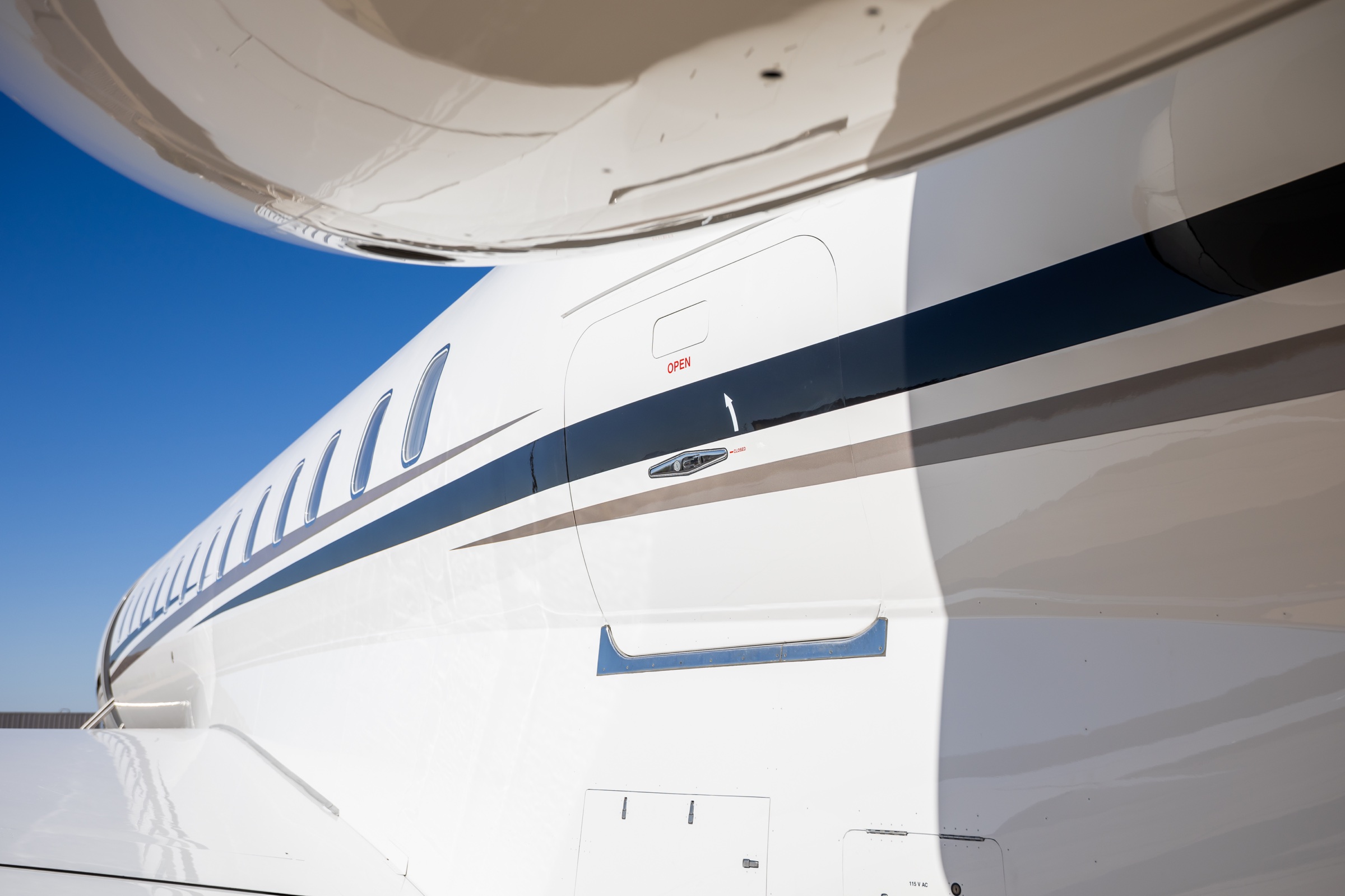 Global 6000 exterior fuselage and service door detail