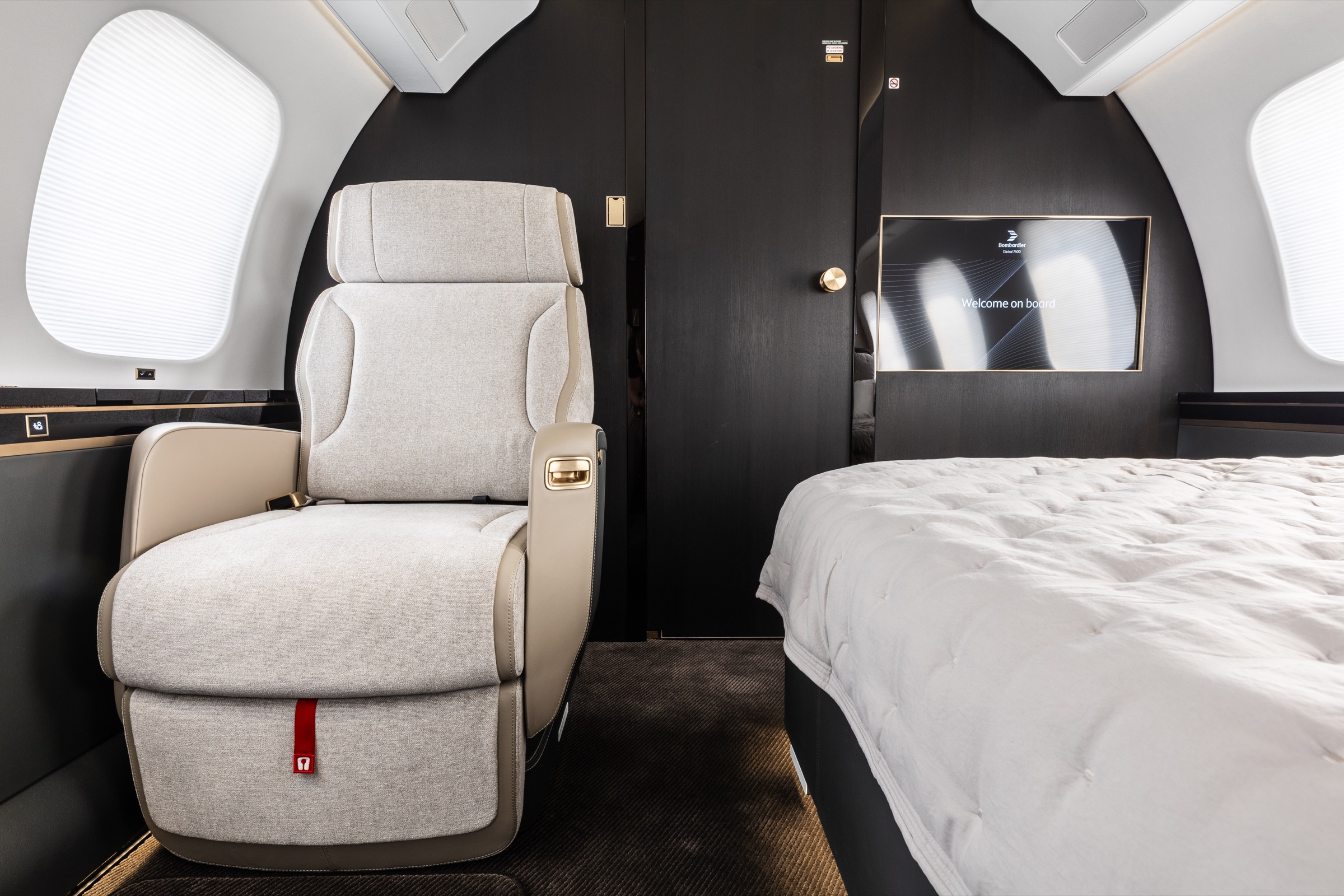 Global 7500 private suite with a berth and individual seat