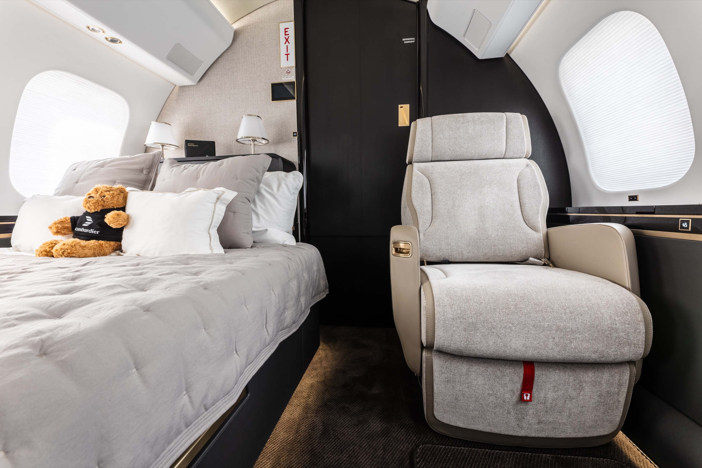 Global 7500 private suite with a made-up berth