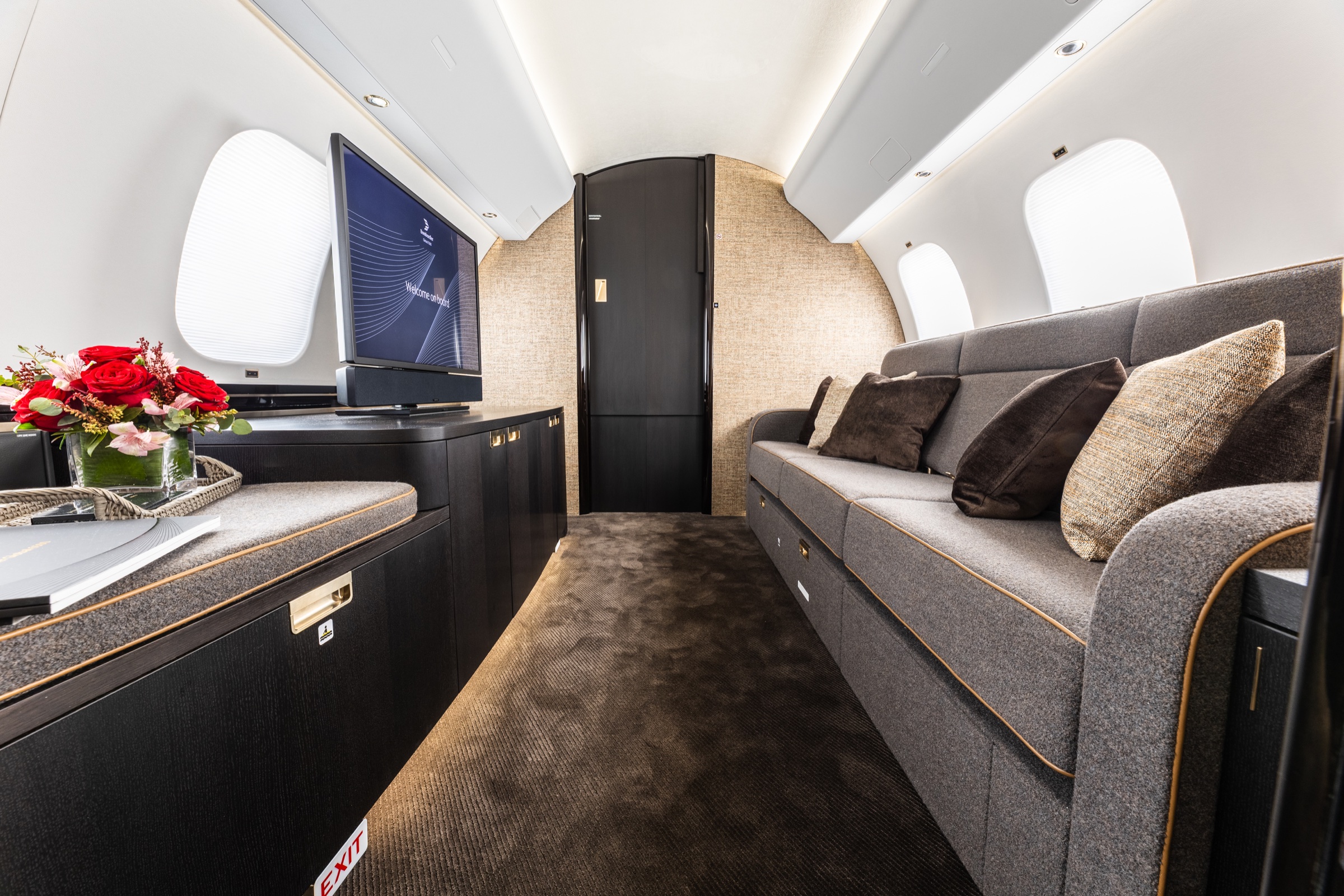 Global 7500 lounge with divan and entertainment screen