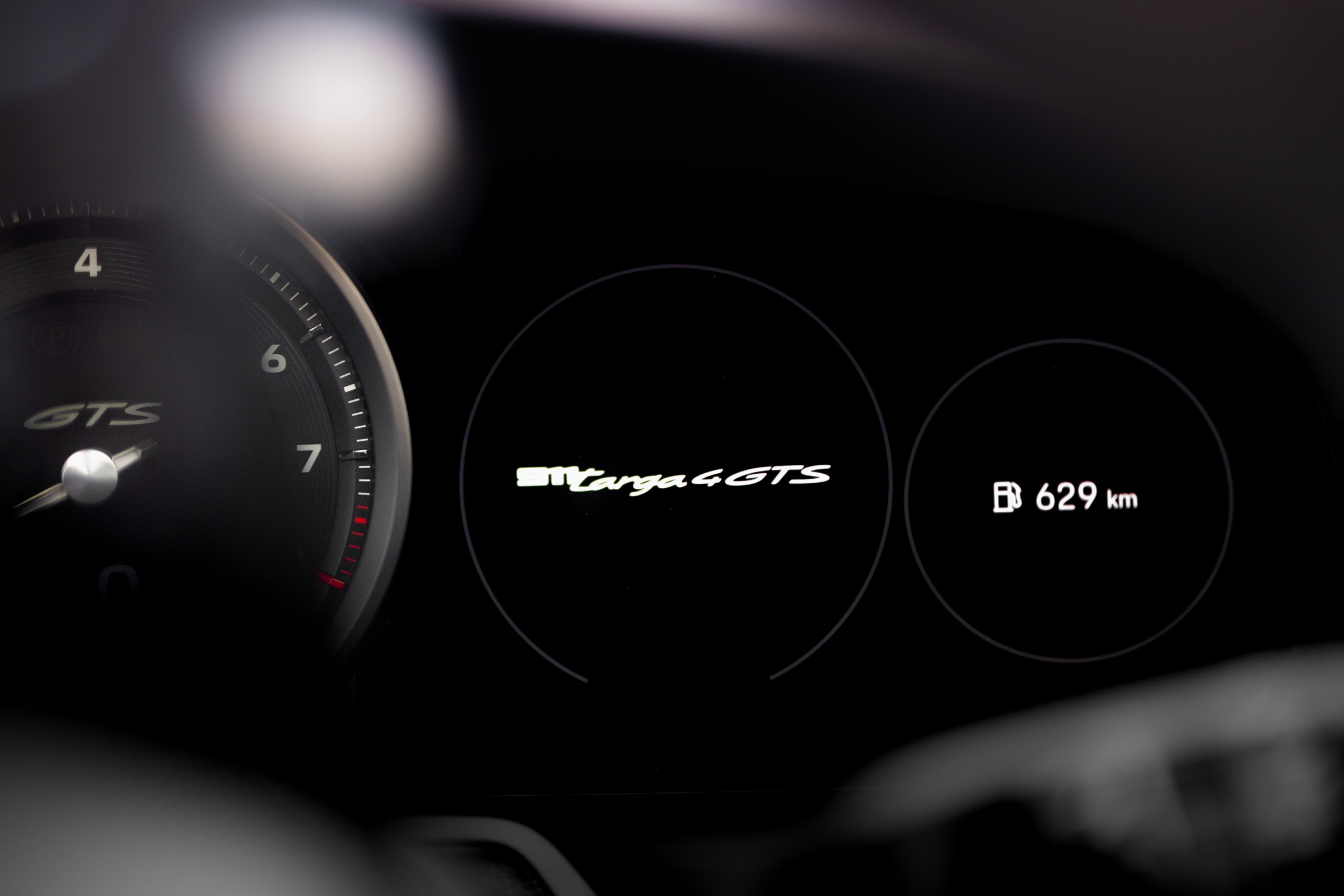 Porsche 911 Targa 4 GTS instrument display and tachometer
